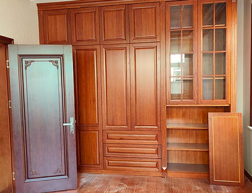 杭州中式家庭装修里定制的实木衣柜效果图